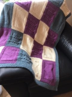 Cosy knitted blanket